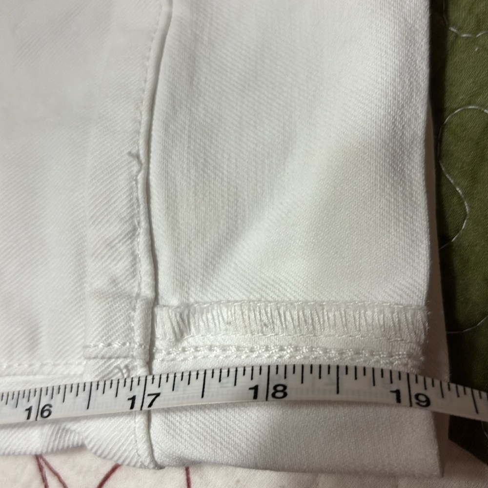 Levi's Women’s 515 White Capri Jeans
Measurements in pics / have some stretch - Picture 6 of 8